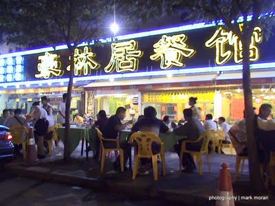Sidewalk eating in Shenzhen